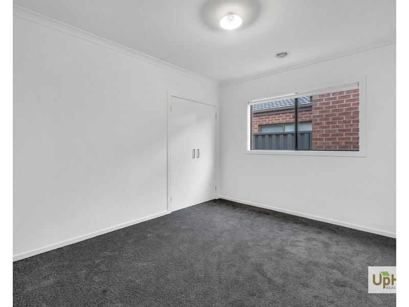 18 Vesna Avenue, Clyde North VIC 3978