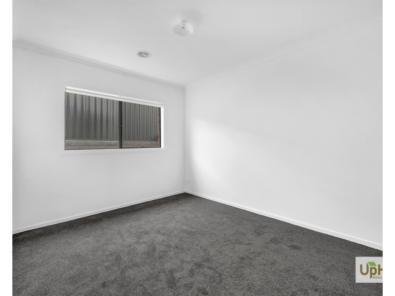 18 Vesna Avenue, Clyde North VIC 3978