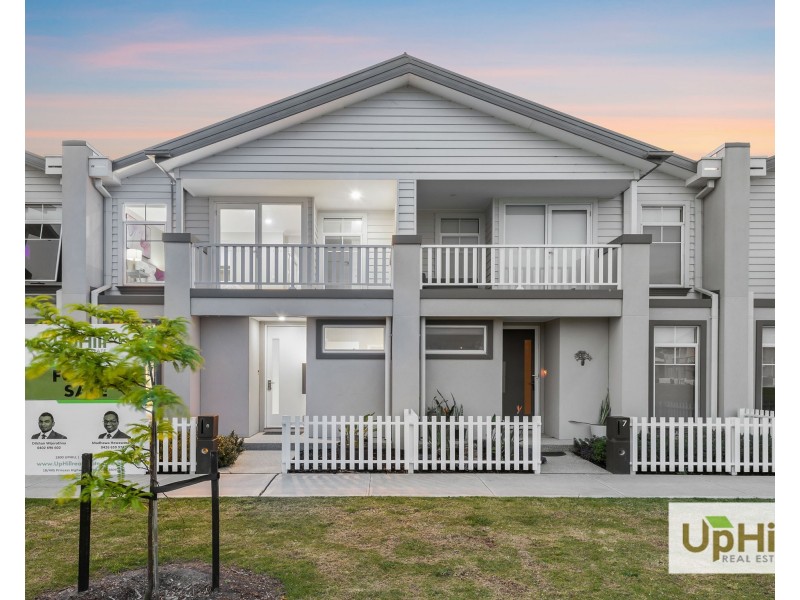 10 Watercolour Boulevard, Clyde North VIC 3978