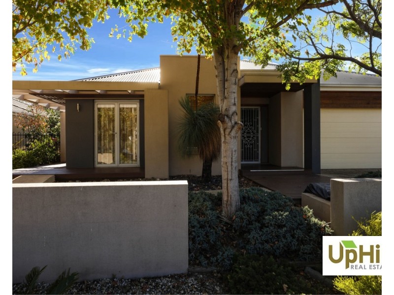 22 Fallingwater Drive, Pakenham VIC 3810