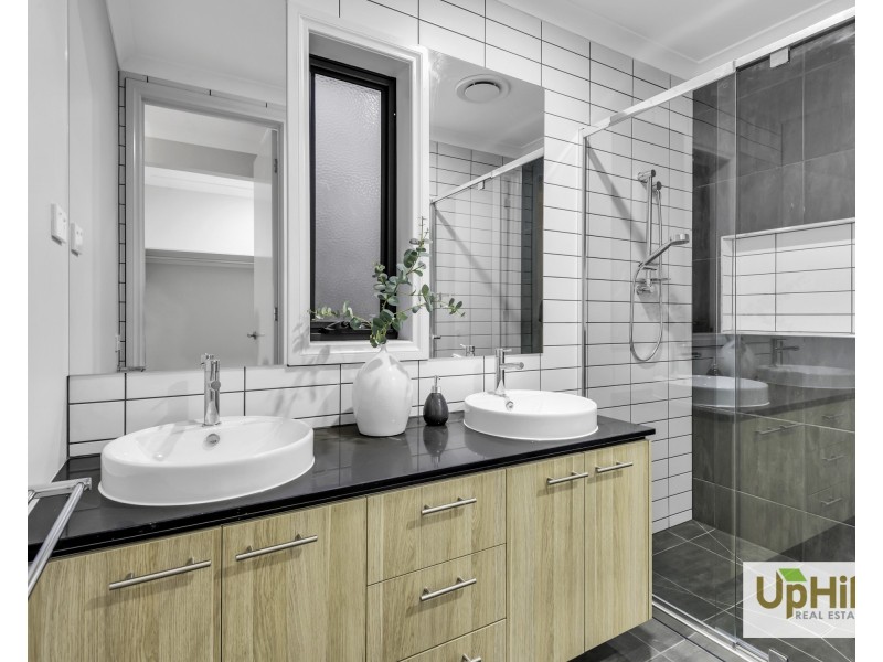 32 Handsome Avenue, Clyde North VIC 3978