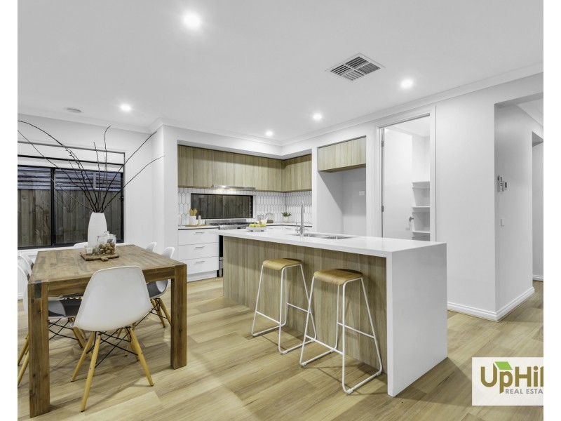 32 Handsome Avenue, Clyde North VIC 3978