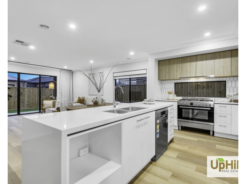 32 Handsome Avenue, Clyde North VIC 3978