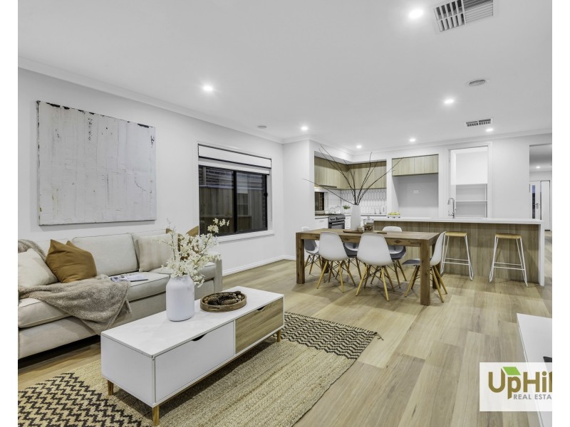 32 Handsome Avenue, Clyde North VIC 3978