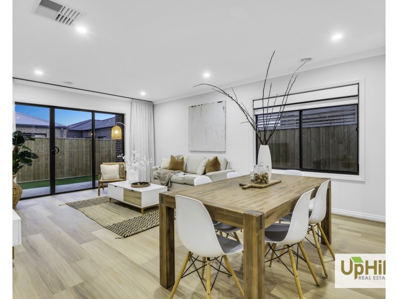 32 Handsome Avenue, Clyde North VIC 3978