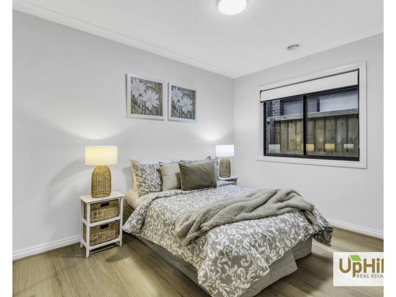 32 Handsome Avenue, Clyde North VIC 3978