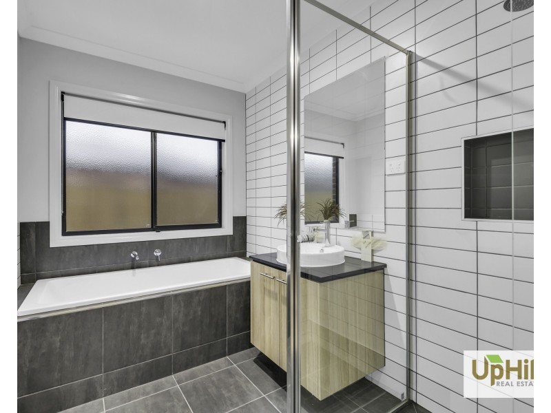 32 Handsome Avenue, Clyde North VIC 3978