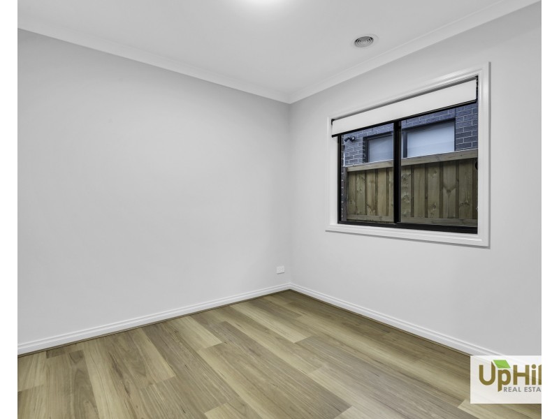 32 Handsome Avenue, Clyde North VIC 3978