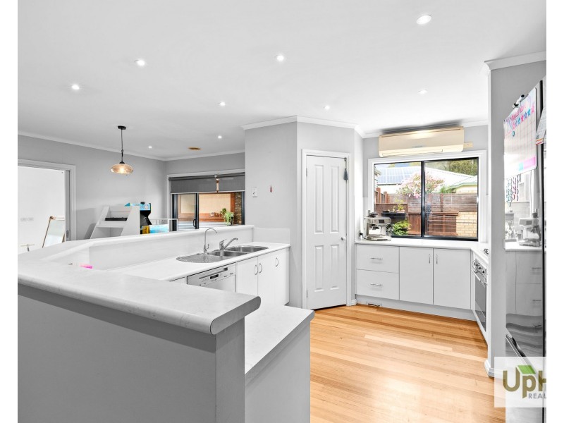 10 Riviera Drive, Berwick VIC 3806