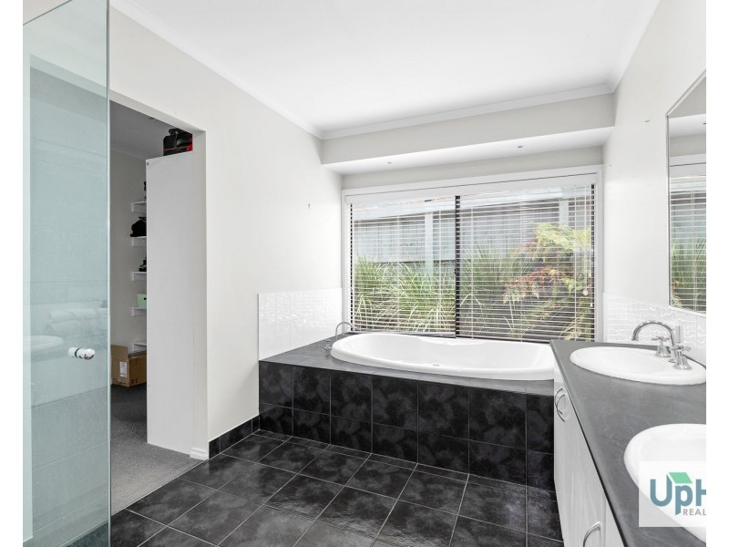 10 Riviera Drive, Berwick VIC 3806