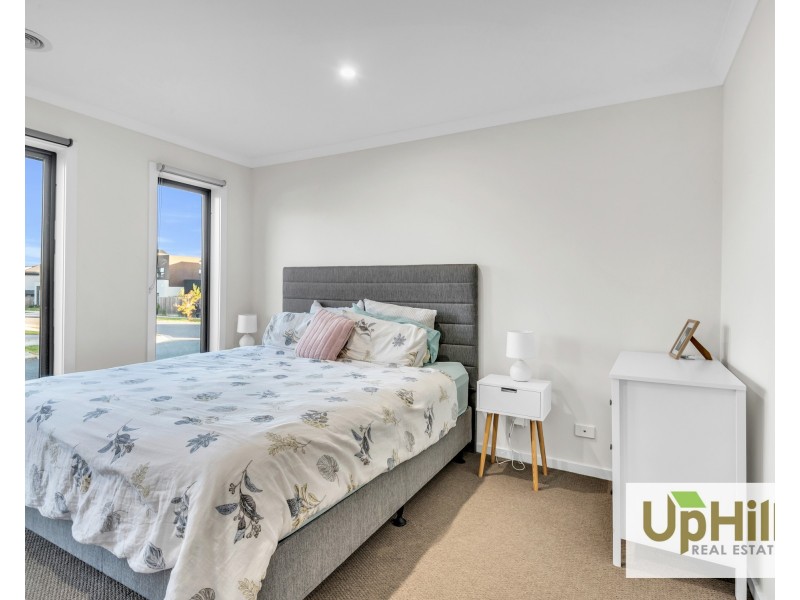 6 Landsdowne Avenue, Clyde North VIC 3978