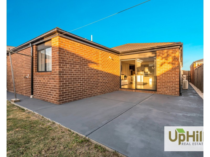 6 Landsdowne Avenue, Clyde North VIC 3978