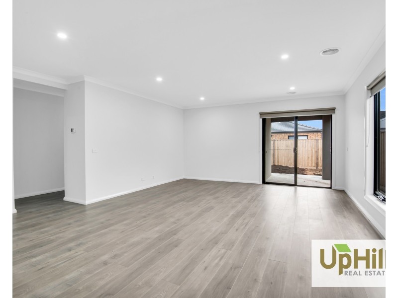 6 Carcoola Rise, Clyde North VIC 3978