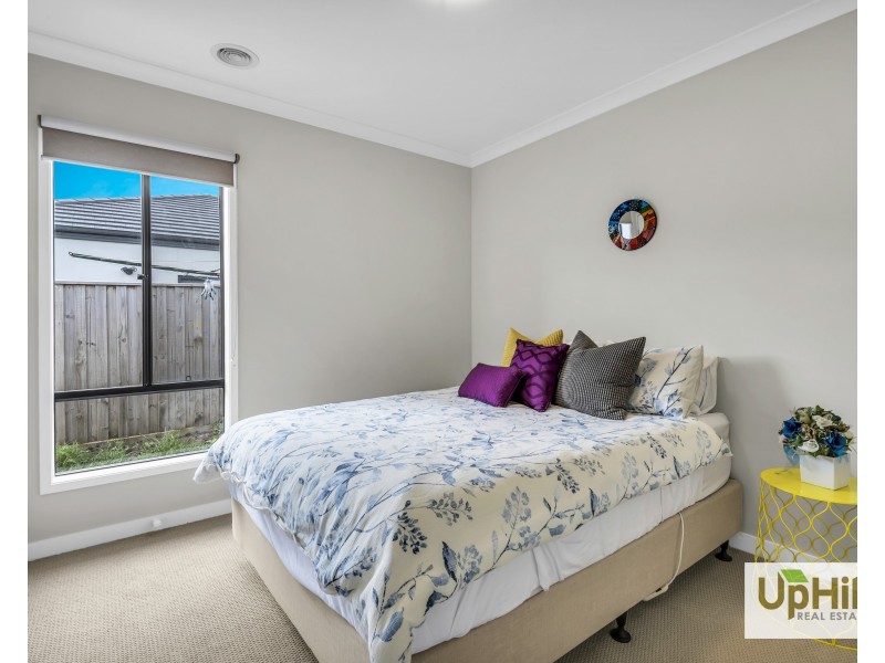 25 Shulze Drive, Clyde North VIC 3978