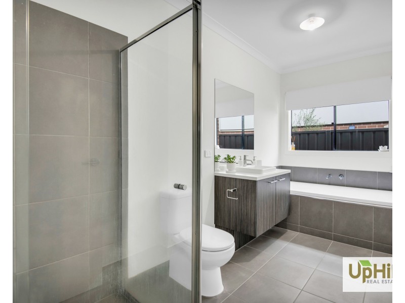 111 Yaralla Circuit, Clyde VIC 3978