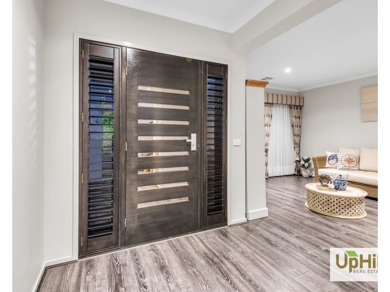 8 Raeburn Drive, Clyde North VIC 3978