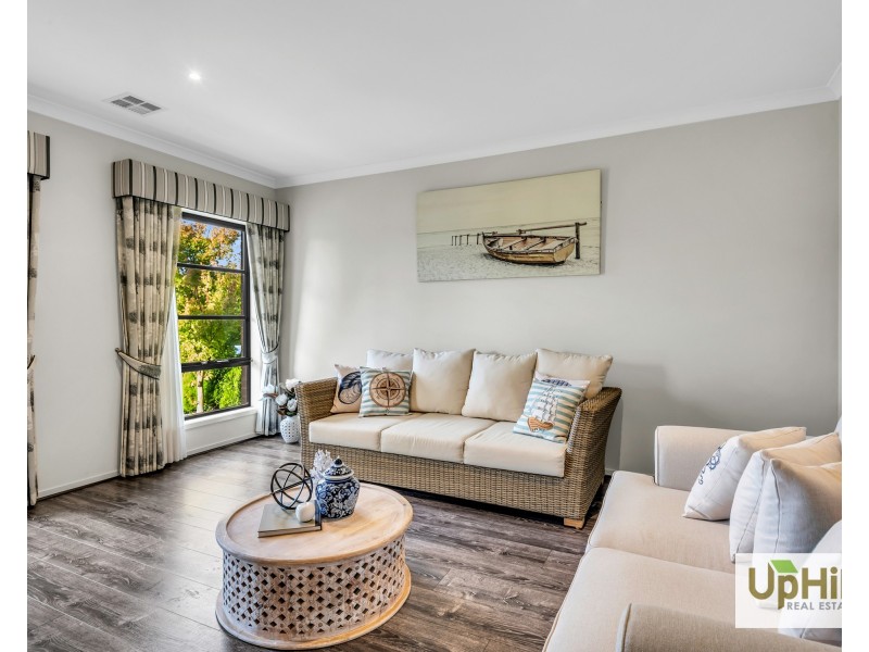 8 Raeburn Drive, Clyde North VIC 3978