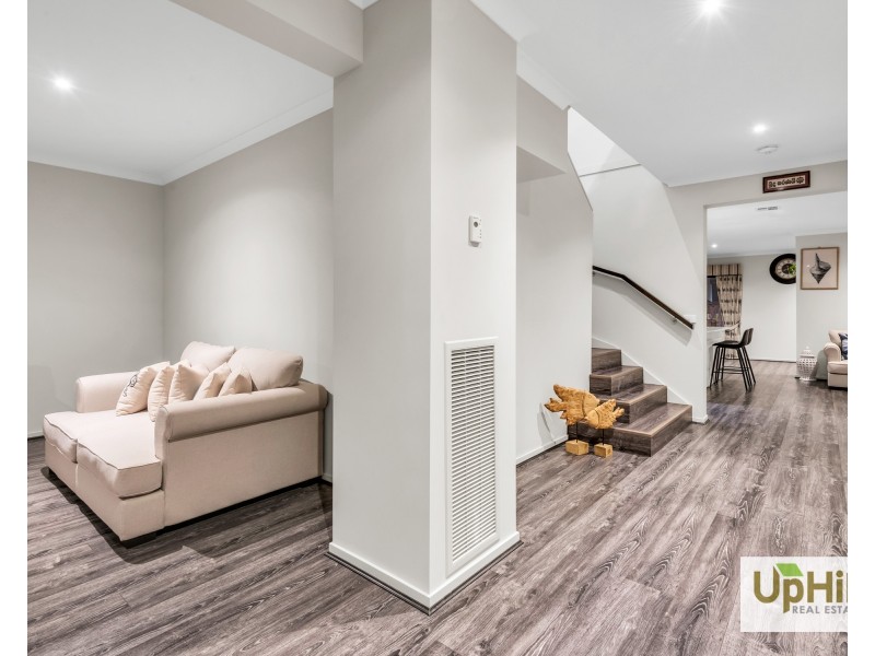 8 Raeburn Drive, Clyde North VIC 3978