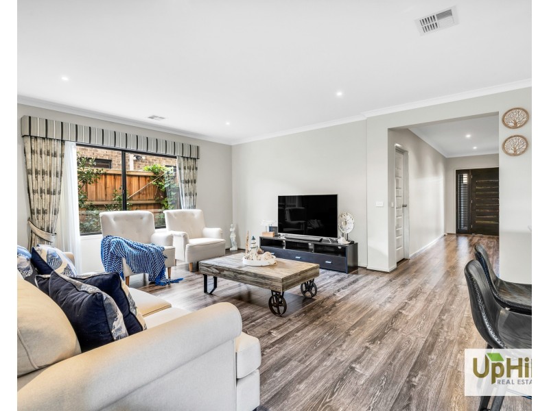 8 Raeburn Drive, Clyde North VIC 3978