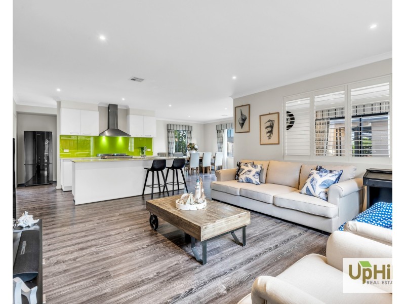 8 Raeburn Drive, Clyde North VIC 3978