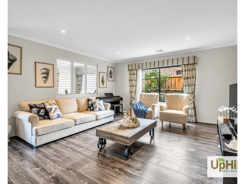 8 Raeburn Drive, Clyde North VIC 3978