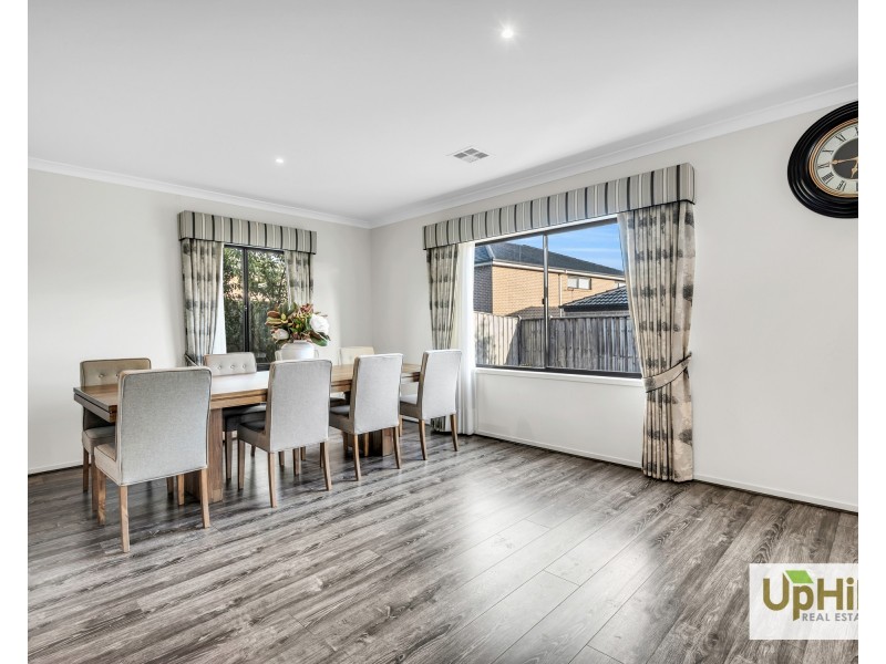 8 Raeburn Drive, Clyde North VIC 3978