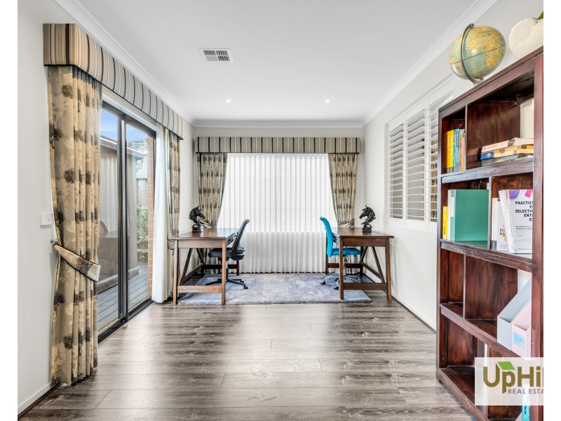 8 Raeburn Drive, Clyde North VIC 3978