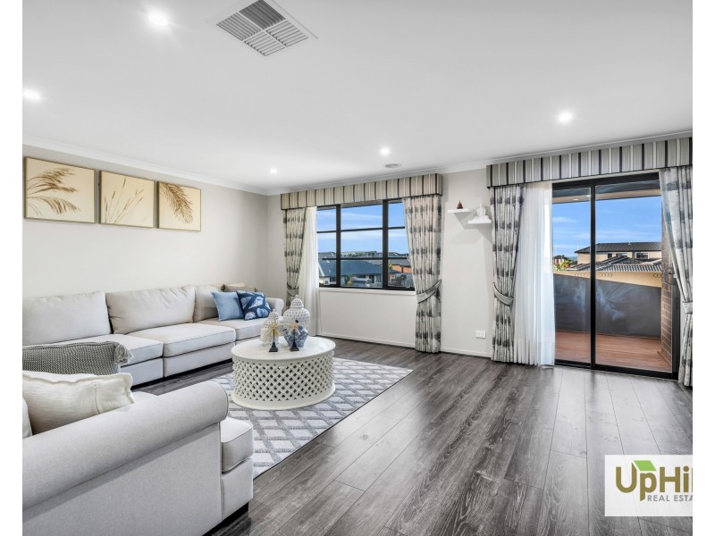 8 Raeburn Drive, Clyde North VIC 3978