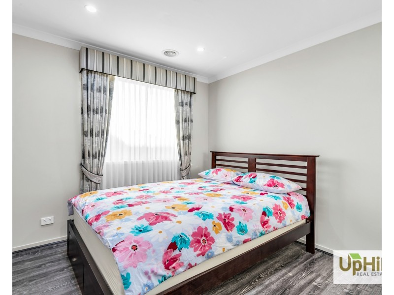 8 Raeburn Drive, Clyde North VIC 3978