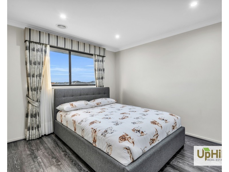 8 Raeburn Drive, Clyde North VIC 3978