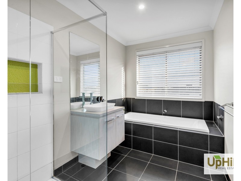 8 Raeburn Drive, Clyde North VIC 3978