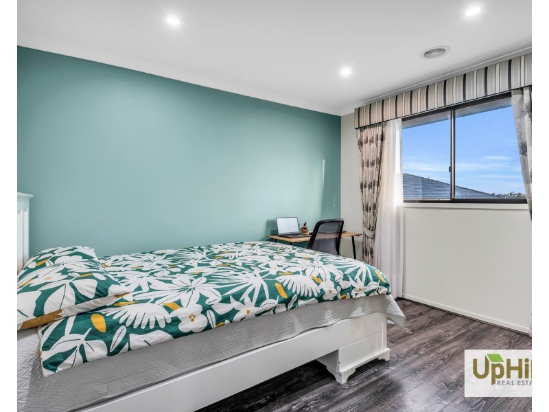 8 Raeburn Drive, Clyde North VIC 3978