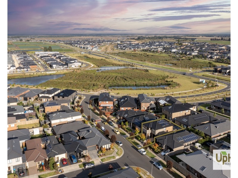 8 Raeburn Drive, Clyde North VIC 3978