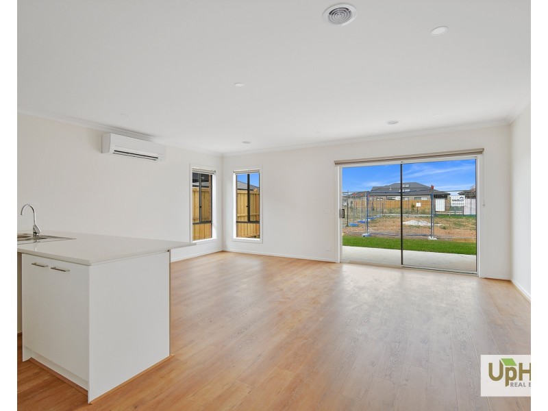 12 Aravalli Crescent, Clyde North VIC 3978