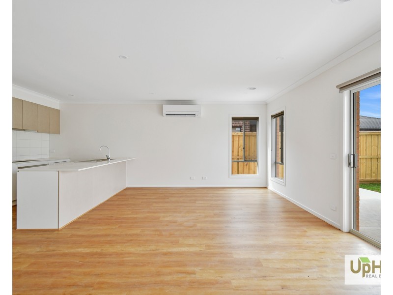 12 Aravalli Crescent, Clyde North VIC 3978