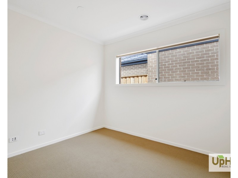 12 Aravalli Crescent, Clyde North VIC 3978