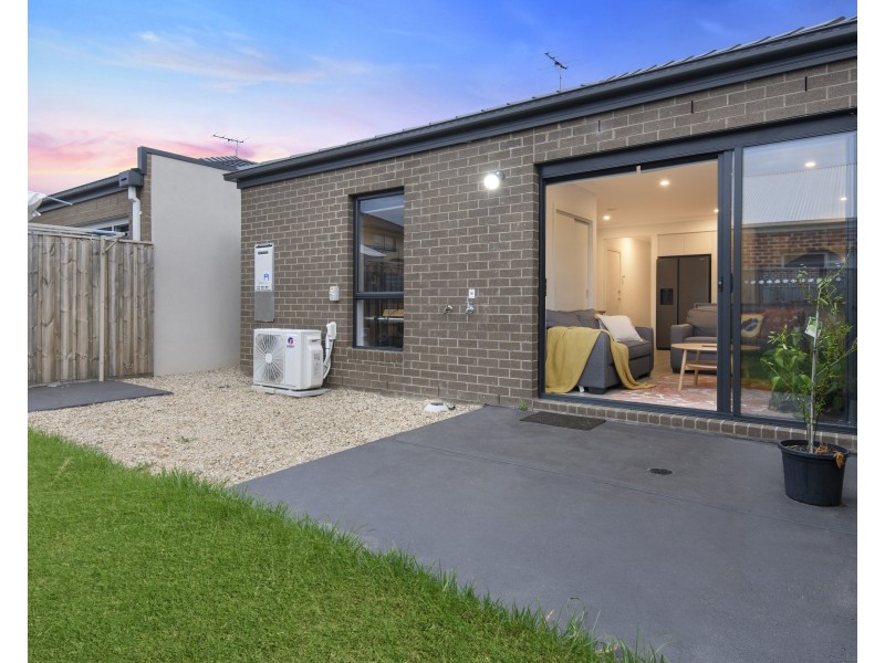 42 Kaduna Drive, Officer South VIC 3809