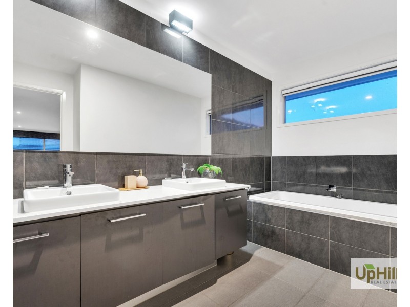 9 Goldsborough Drive, Officer VIC 3809