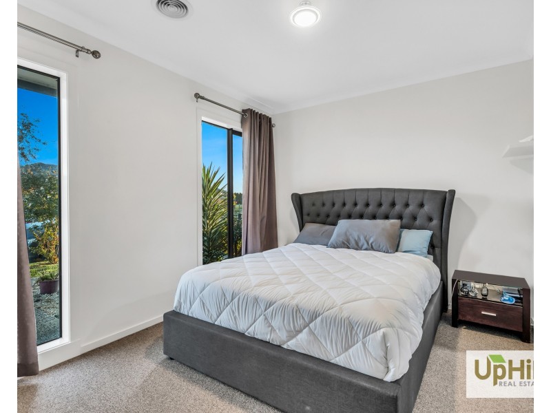 8 Dexter Crescent, Clyde North VIC 3978