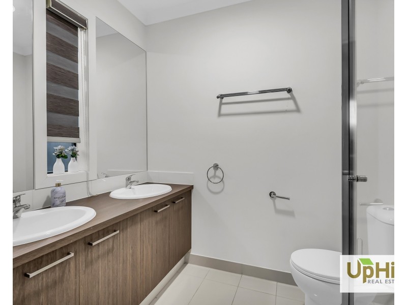 8 Dexter Crescent, Clyde North VIC 3978