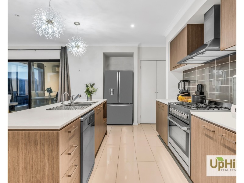 8 Dexter Crescent, Clyde North VIC 3978