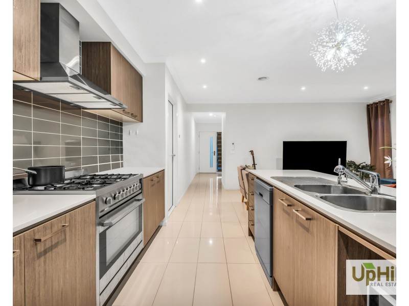 8 Dexter Crescent, Clyde North VIC 3978