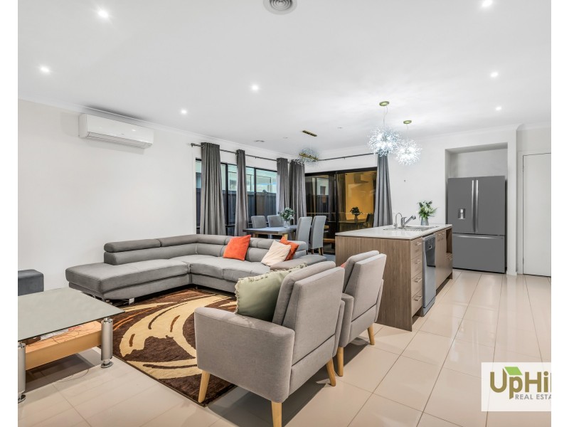 8 Dexter Crescent, Clyde North VIC 3978