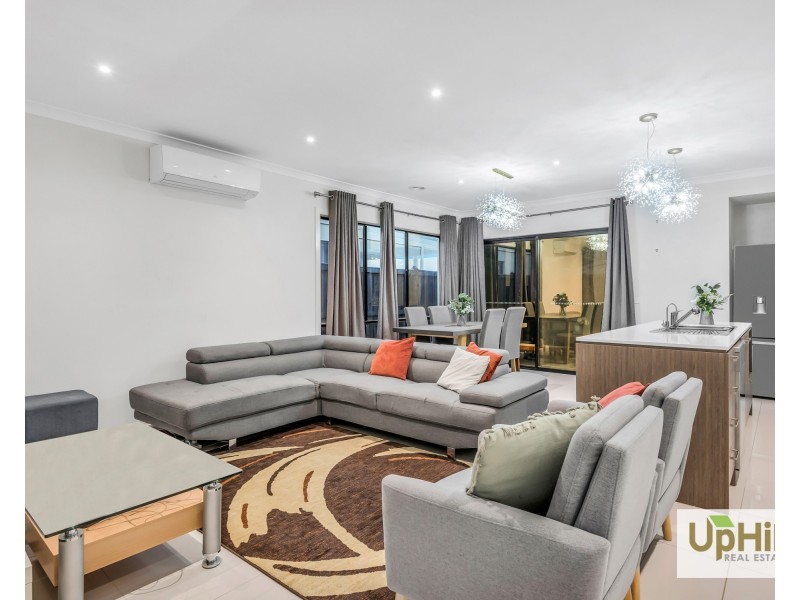 8 Dexter Crescent, Clyde North VIC 3978