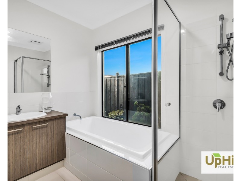 8 Dexter Crescent, Clyde North VIC 3978