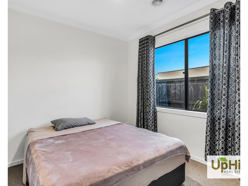 8 Dexter Crescent, Clyde North VIC 3978