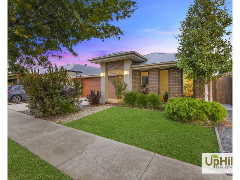 18 Thoroughbred Drive, Clyde North VIC 3978