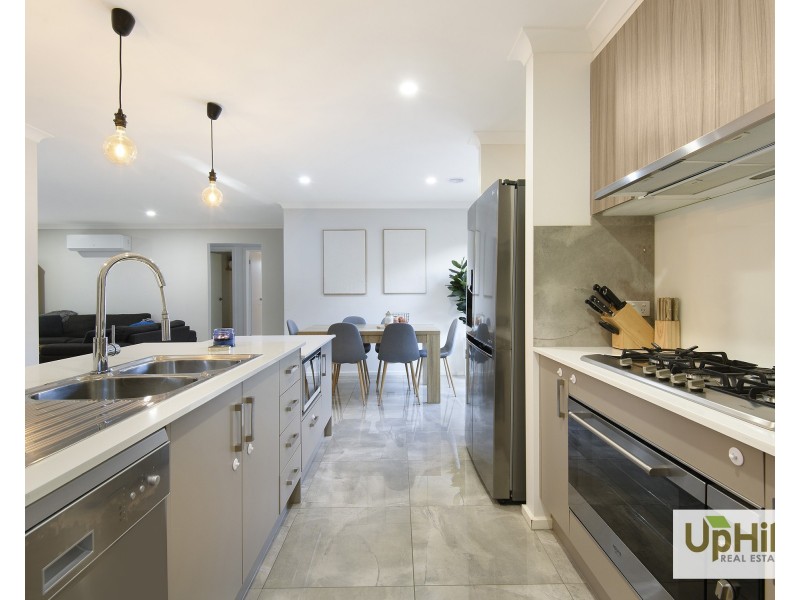 18 Thoroughbred Drive, Clyde North VIC 3978