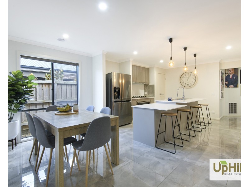 18 Thoroughbred Drive, Clyde North VIC 3978