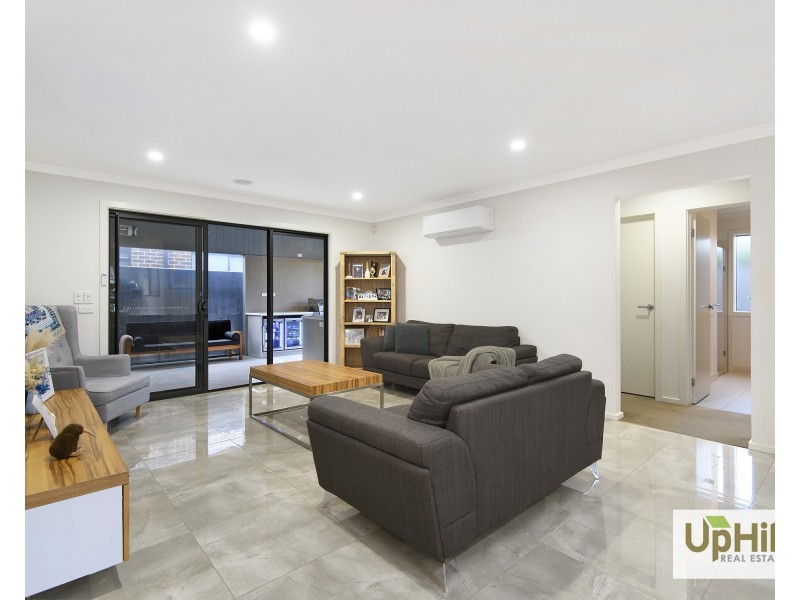 18 Thoroughbred Drive, Clyde North VIC 3978